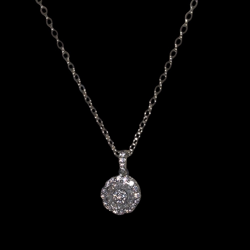 NWOT-SILVER TONE NECKLACE WITH ROUND RHINESTONE PENDANT